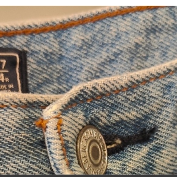 Abercrombie & Fitch High Rise Mom Jeans Distressed With Raw Hem - Picture 7 of 8